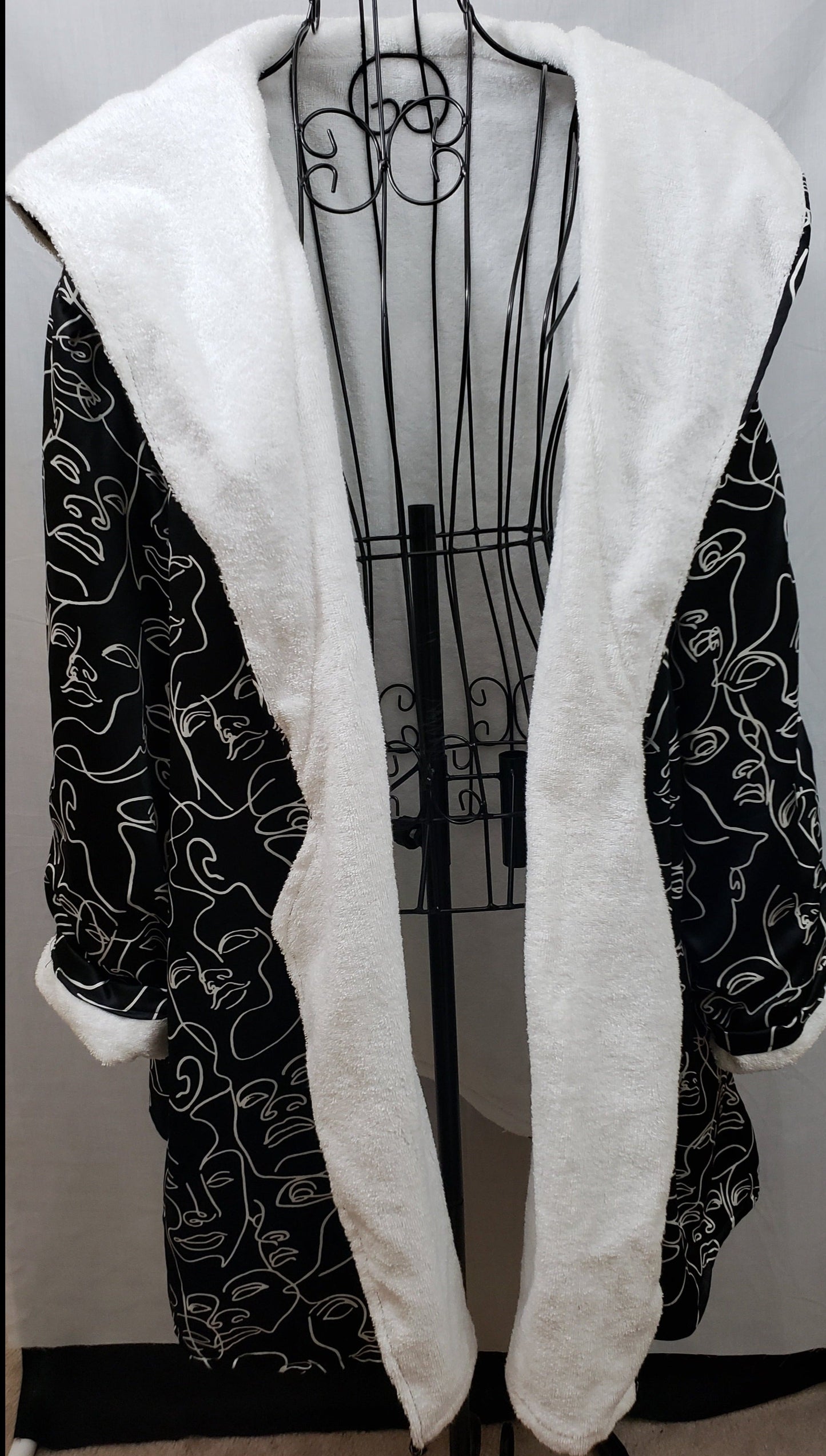 JMONIQUE BOUTIQUE Comfort Keeper Robe - Silky Print Black & White Abstract Revival Faces - New