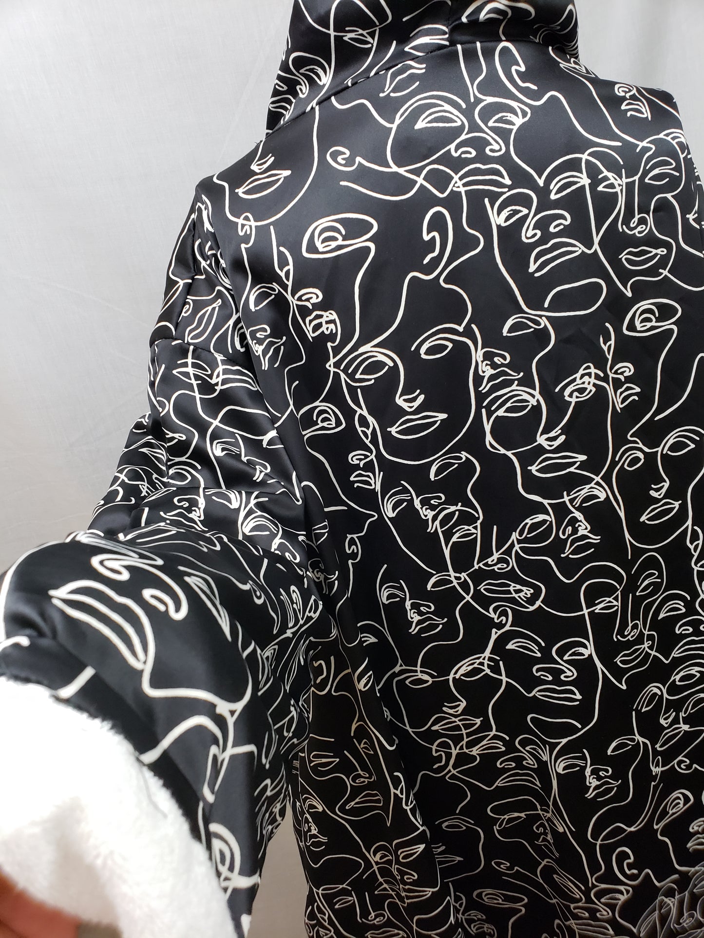 JMONIQUE BOUTIQUE Comfort Keeper Robe - Silky Print Black & White Abstract Revival Faces - New