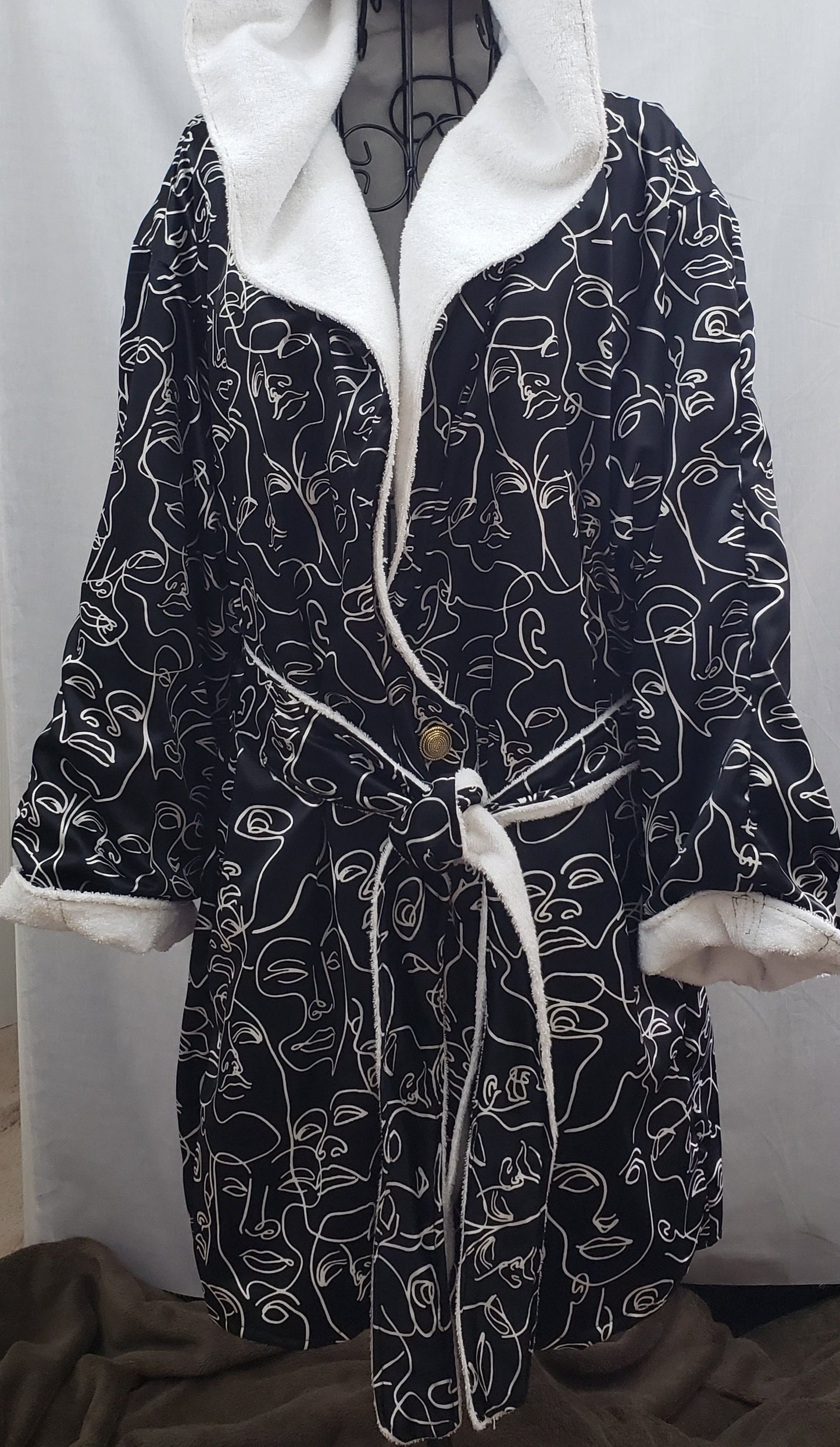JMONIQUE BOUTIQUE Comfort Keeper Robe - Silky Print Black & White Abstract Revival Faces - New