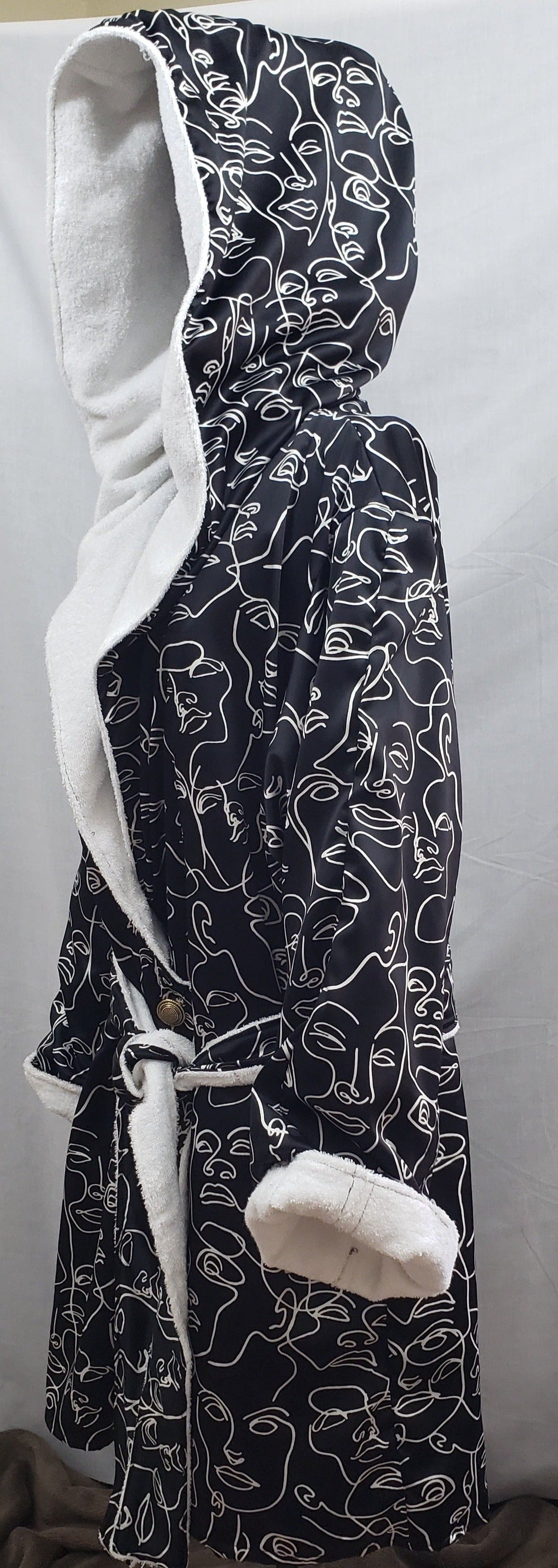 JMONIQUE BOUTIQUE Comfort Keeper Robe - Silky Print Black & White Abstract Revival Faces - New
