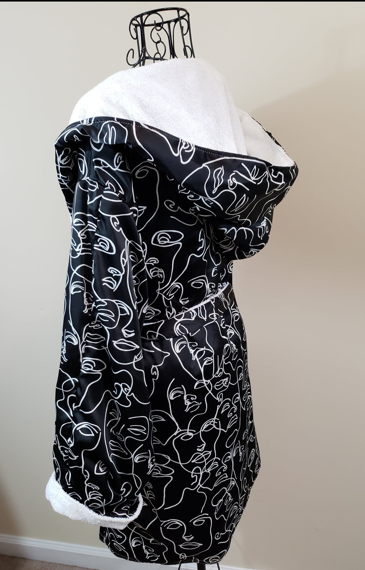 JMONIQUE BOUTIQUE Comfort Keeper Robe - Silky Print Black & White Abstract Revival Faces - New