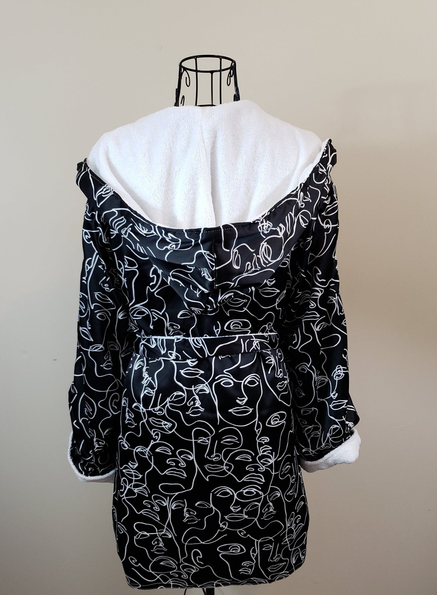JMONIQUE BOUTIQUE Comfort Keeper Robe - Silky Print Black & White Abstract Revival Faces - New