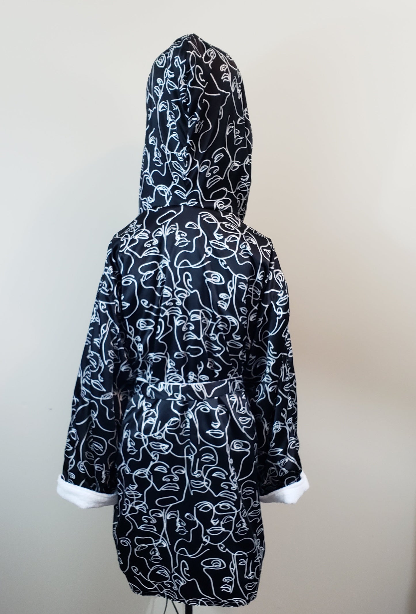 JMONIQUE BOUTIQUE Comfort Keeper Robe - Silky Print Black & White Abstract Revival Faces - New