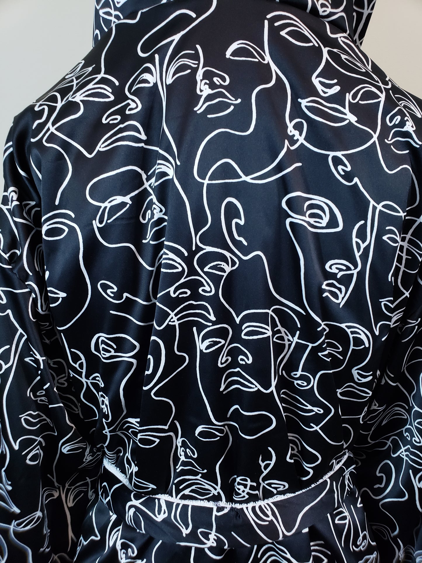 JMONIQUE BOUTIQUE Comfort Keeper Robe - Silky Print Black & White Abstract Revival Faces - New