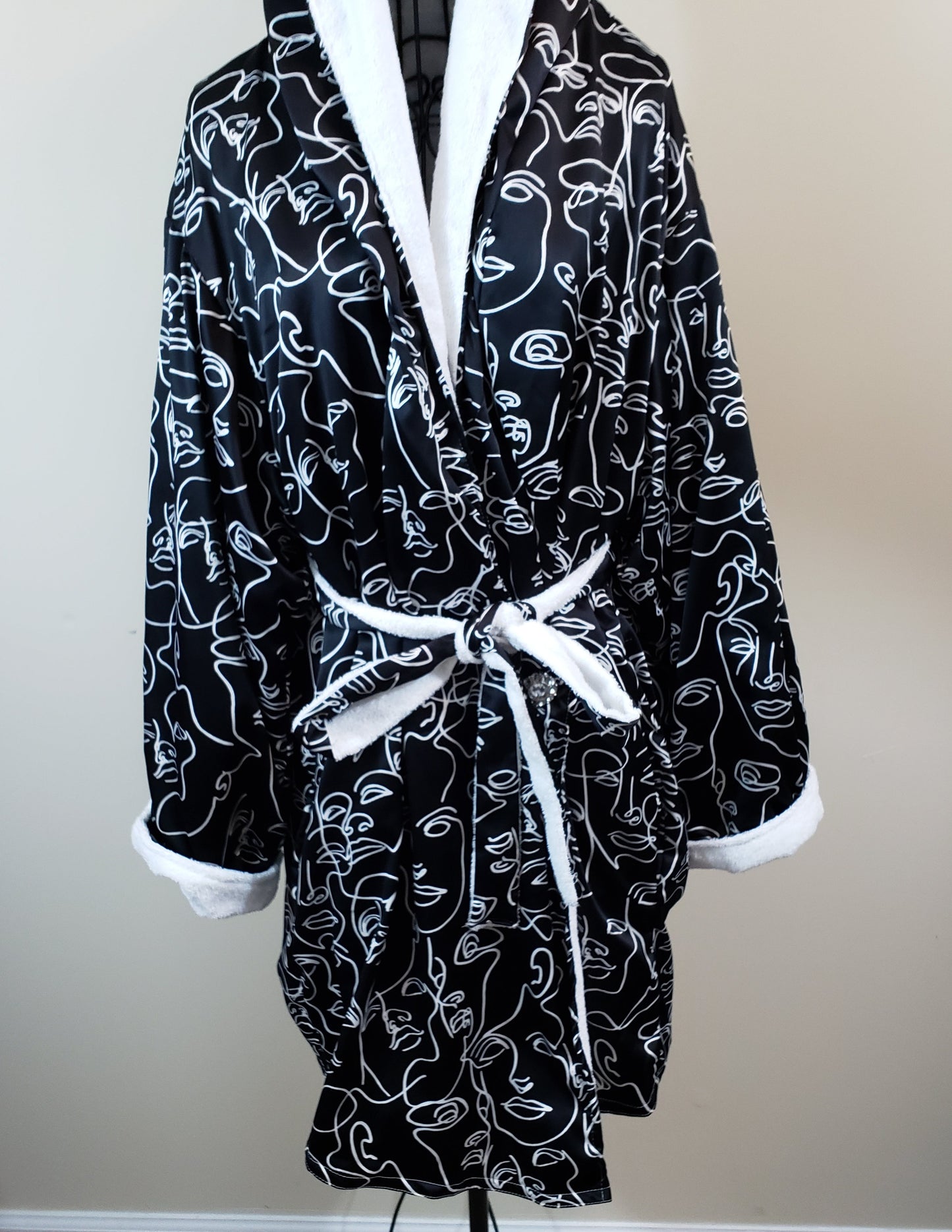 JMONIQUE BOUTIQUE Comfort Keeper Robe - Silky Print Black & White Abstract Revival Faces - New