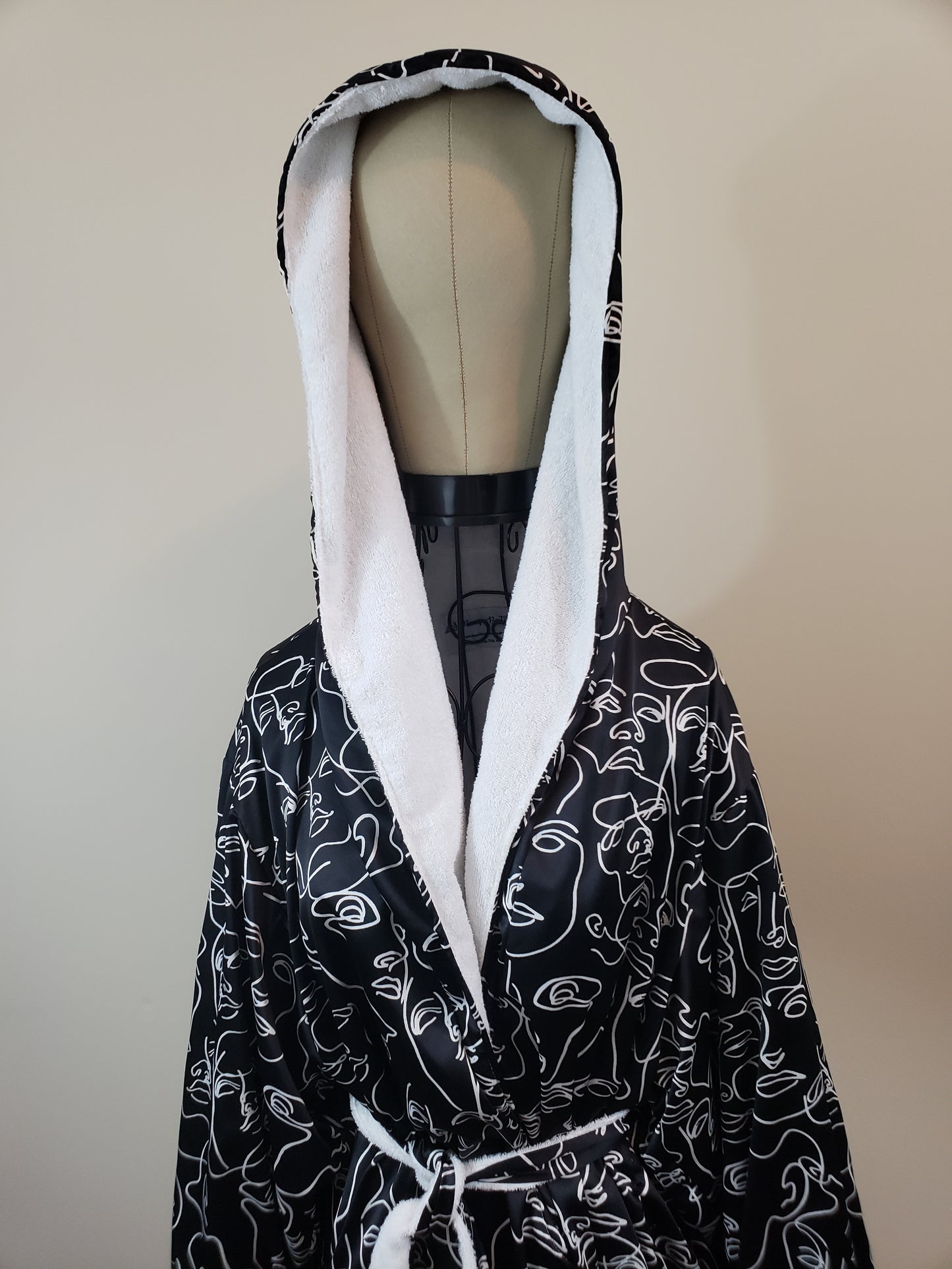JMONIQUE BOUTIQUE Comfort Keeper Robe - Silky Print Black & White Abstract Revival Faces - New