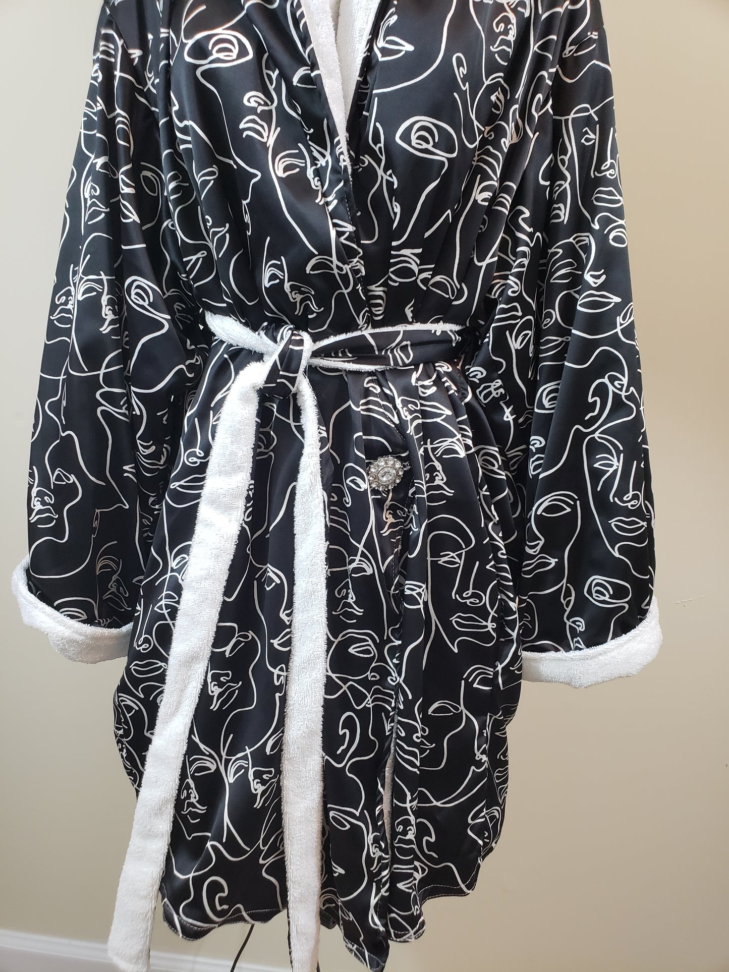 JMONIQUE BOUTIQUE Comfort Keeper Robe - Silky Print Black & White Abstract Revival Faces - New