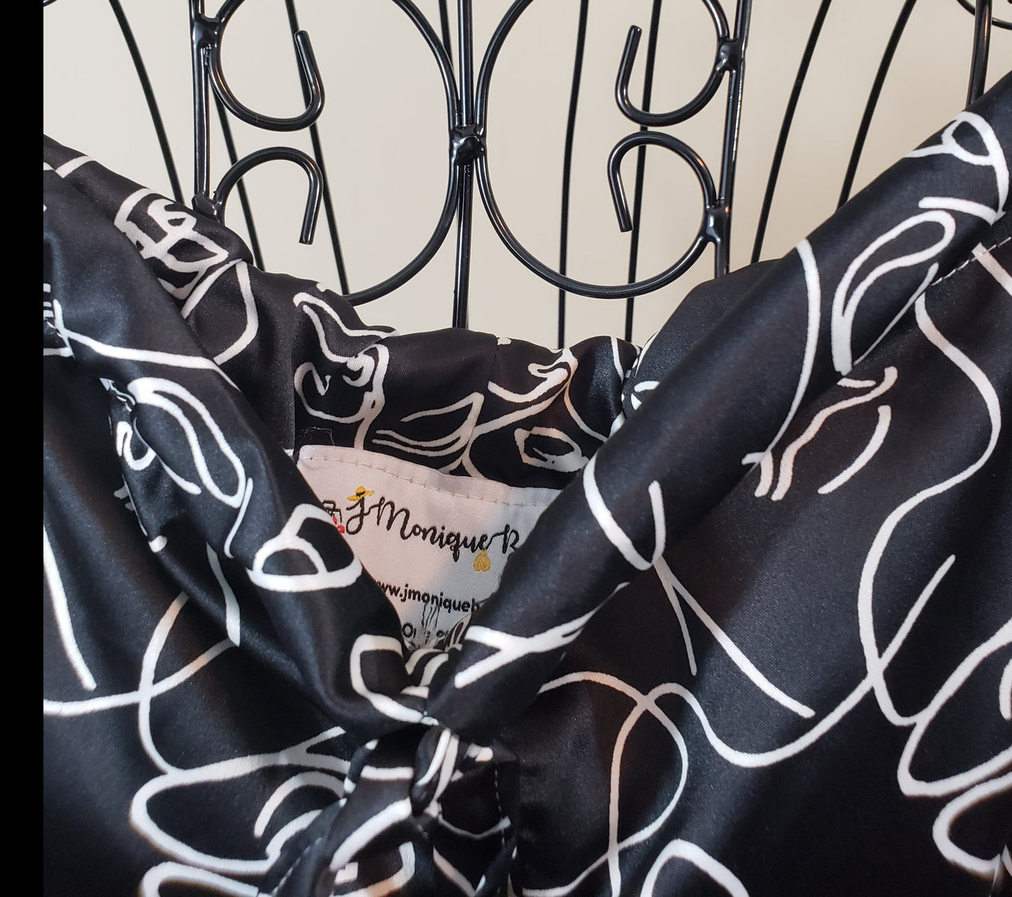 JMONIQUE BOUTIQUE Comfort Keeper Robe - Silky Print Black & White Abstract Revival Faces - New