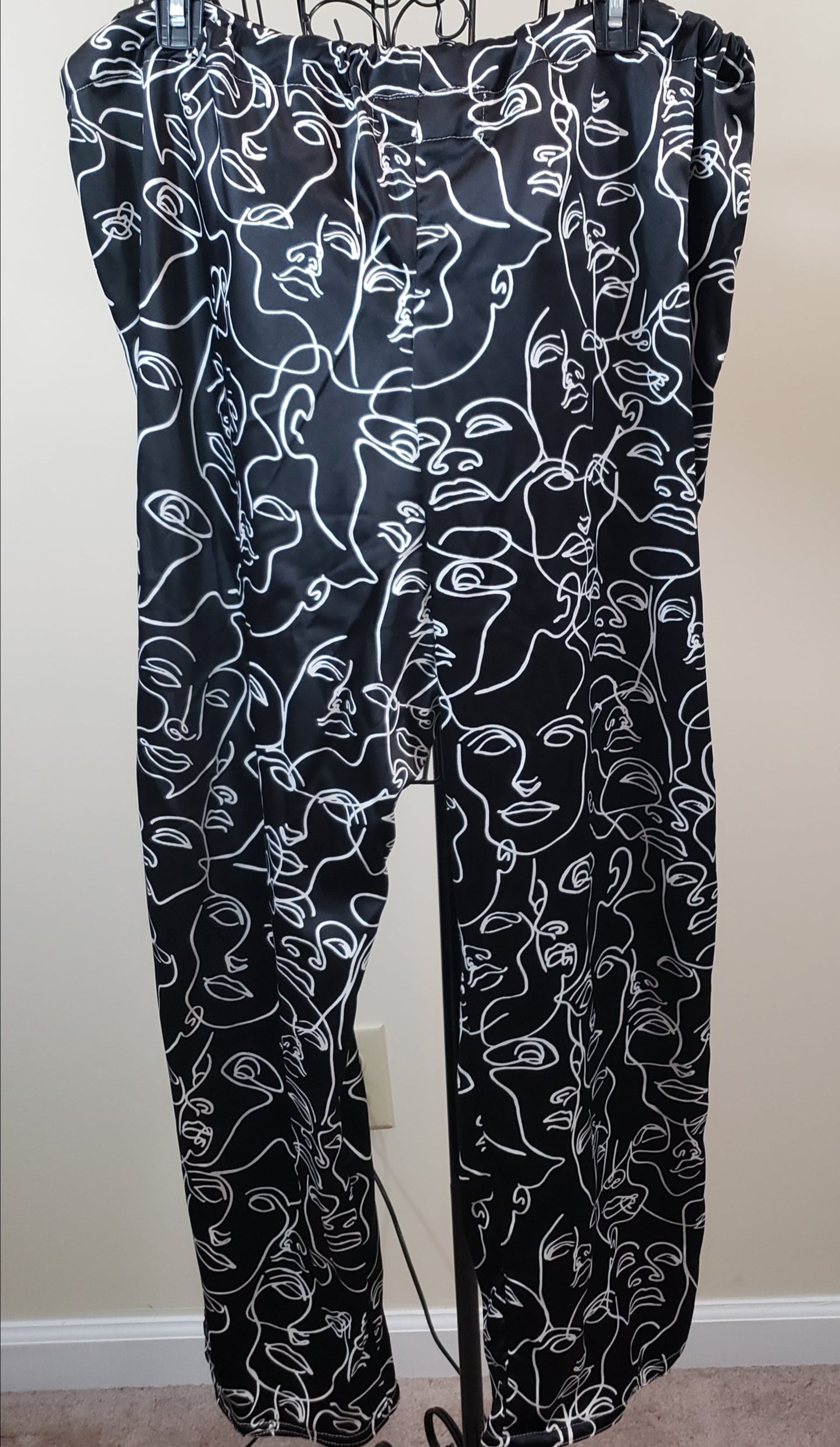 JMONIQUE BOUTIQUE Comfort Keeper Robe - Silky Print Black & White Abstract Revival Faces - New