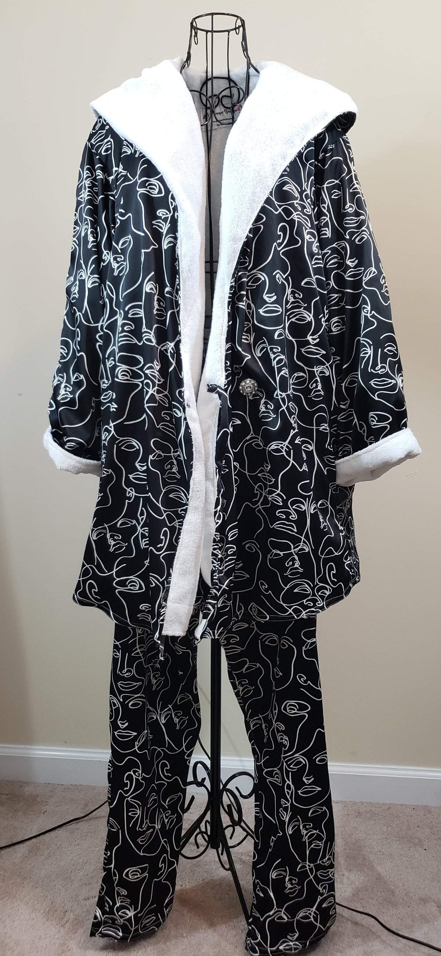JMONIQUE BOUTIQUE Comfort Keeper Robe - Silky Print Black & White Abstract Revival Faces - New