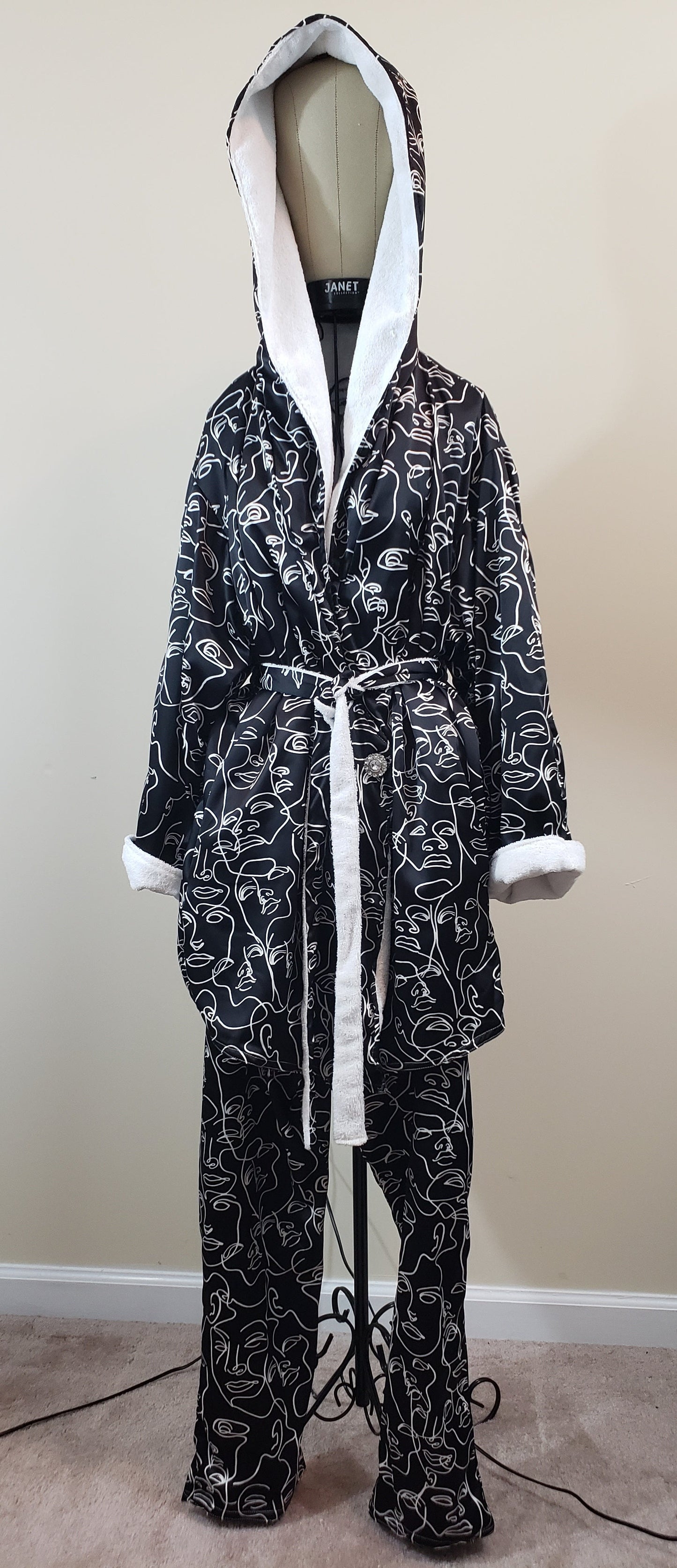 JMONIQUE BOUTIQUE Comfort Keeper Robe - Silky Print Black & White Abstract Revival Faces - New