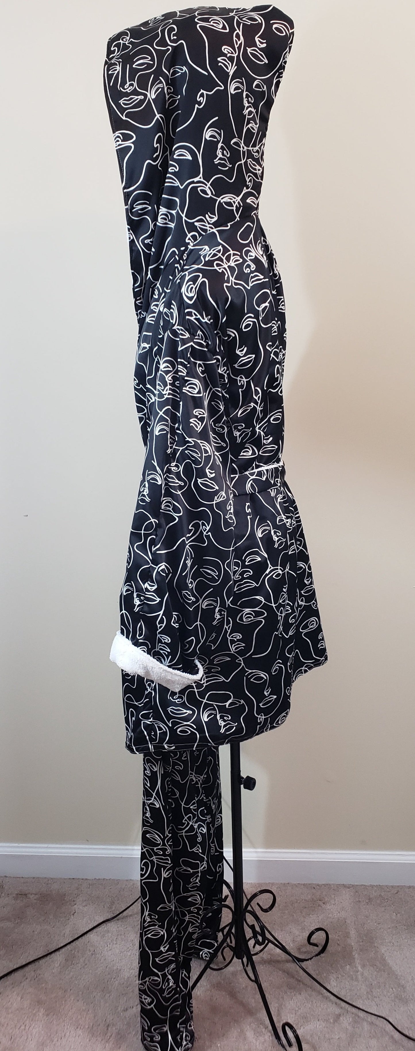 JMONIQUE BOUTIQUE Comfort Keeper Robe - Silky Print Black & White Abstract Revival Faces - New