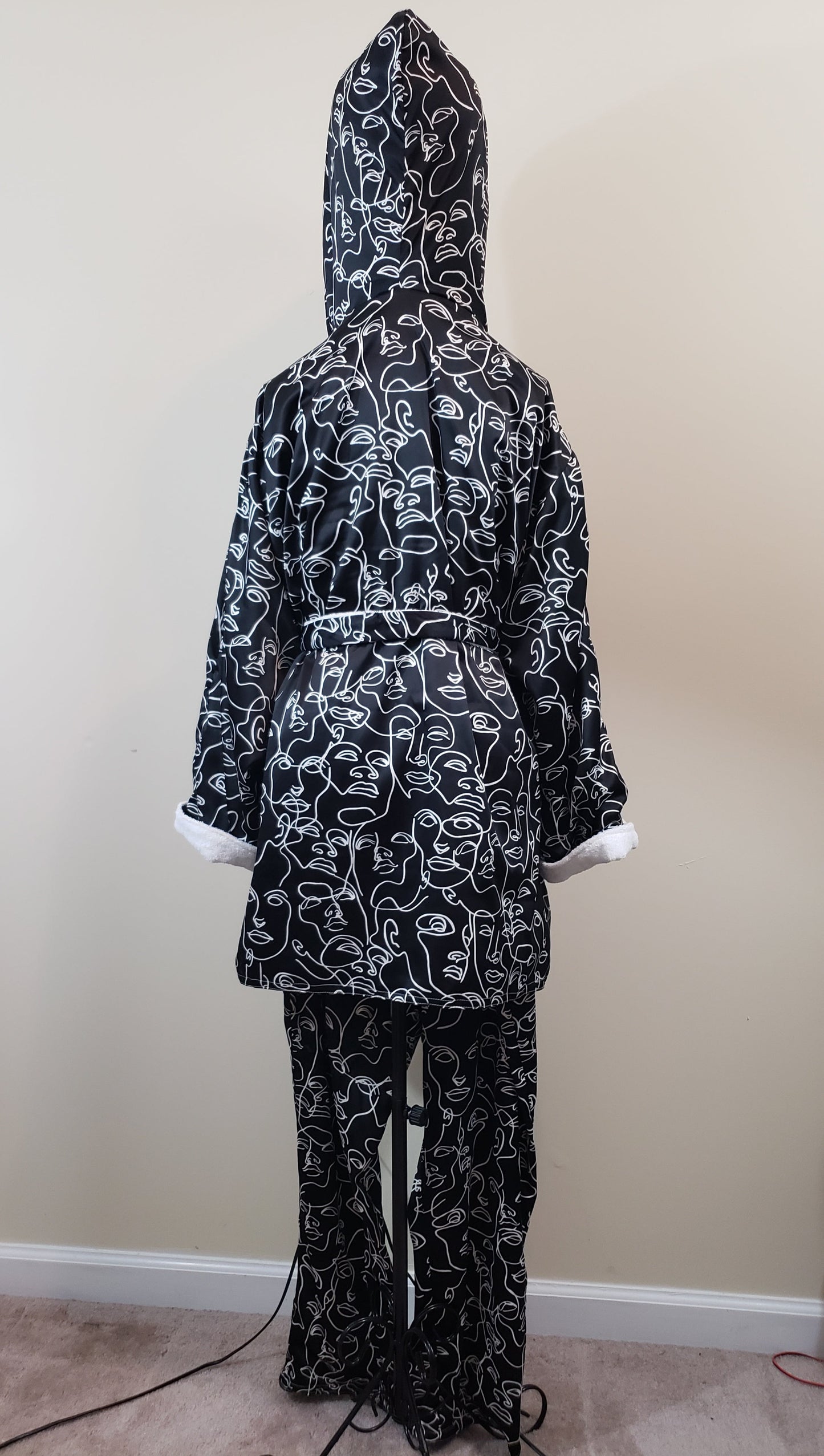 JMONIQUE BOUTIQUE Comfort Keeper Robe - Silky Print Black & White Abstract Revival Faces - New